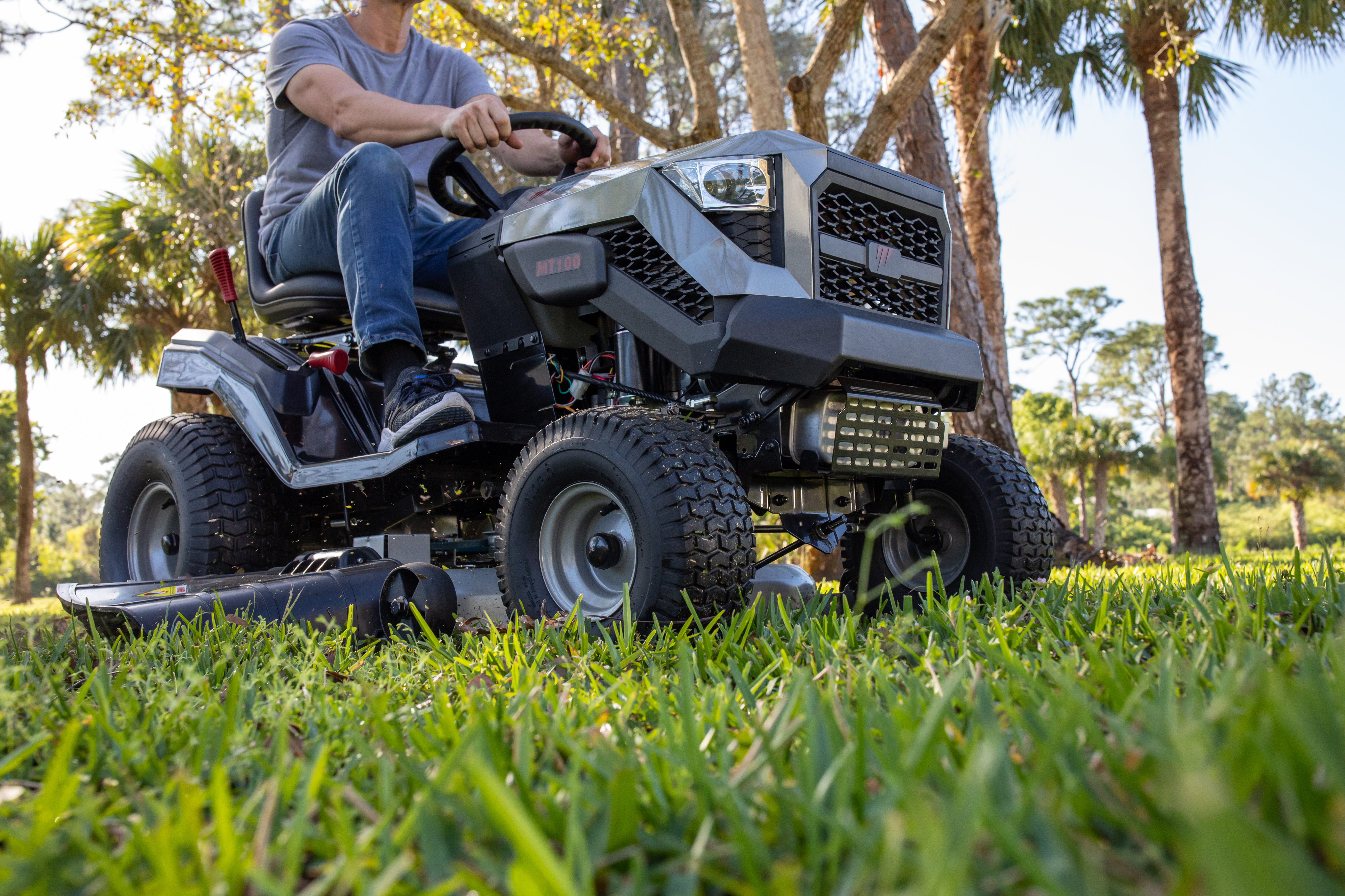 42 13.5 Gross HP* Riding Lawn Tractor 42 13.5 Gross HP* Riding Lawn Tractor