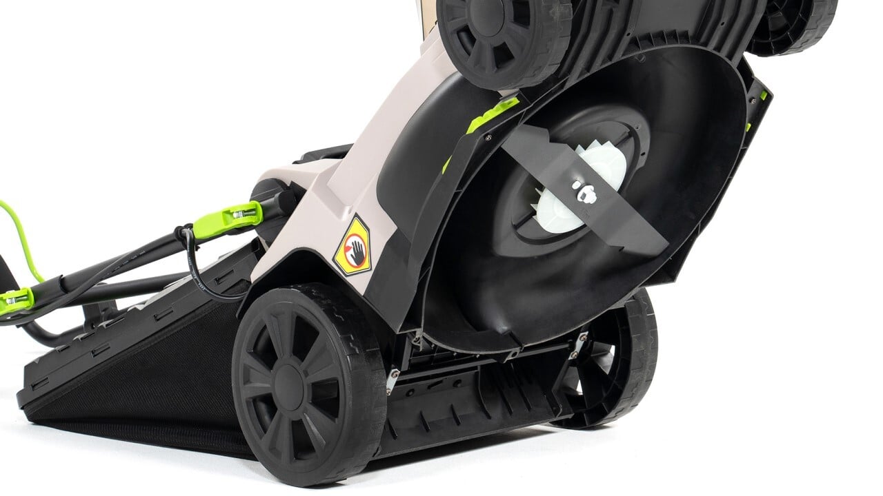 37cm cutting width for medium lawns